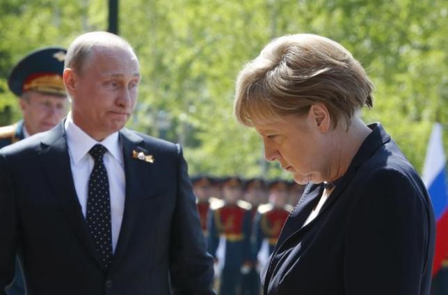 Merkel and Putin attend a flower-laying ceremony in Moscow